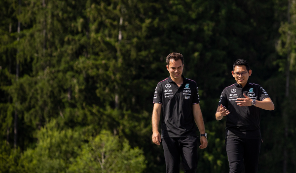 Insinyur Trackside PETRONAS Menggerakkan Inovasi Formula One